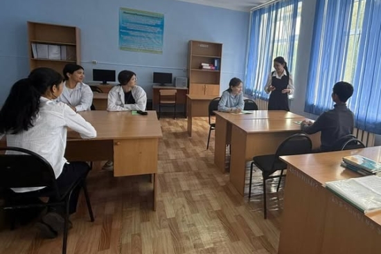 #БалаларҮні #Пікірсайыс Сырымбет орта мектебінде қазақ тілі мен әдебиет пәні мұғалімі Дүйсен Жібектің басқаруымен  1 маусым — балалар күніне орай, «Балалар үні» сағатына сәйкес  «Бұл палата балалардың әлеуметтік желілерге тіркелуі үшін ата-анасының келісі