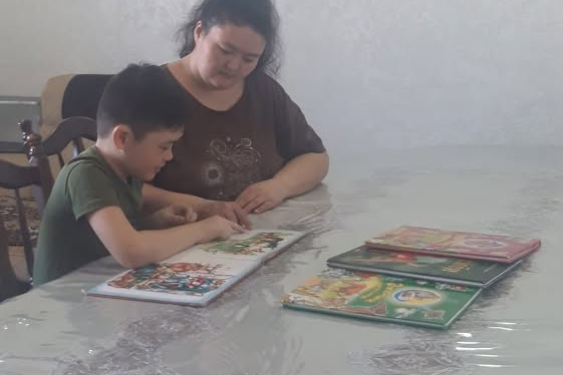 "Балалар кітапханасы" жобасы аясында Наурызнама онкүндігінің өтуіне орай Сырымбет орта мектебінің кітапханашысы Құрманғожина Ә.Ж. "Отбасылық кітап оқу" акциясын ұйымдастырды. Отбасылық кітап оқу — жүректен—жүрекке жол табатын ең қымбат сәттер. Бірге оқылғ