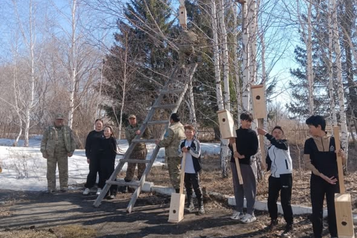 Мектебіміздің оқушылары табиғатты аялау, қоршаған ортаны қорғау және экологиялық мәдениетті қалыптастыру мақсатында орман шаруашылығы қызметкерлерімен бірлесіп пайдалы іс-шараға қатысты.