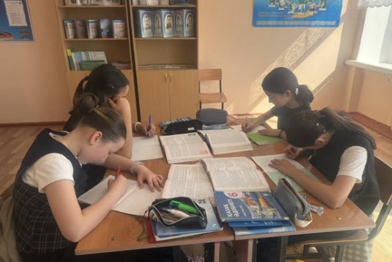 Бүгін сыныбымызда “Менің Отаным – Қазақстан” тақырыбында тағылымды сынып сағаты өтті. Бұл сабақтың басты мақсаты – оқушылардың туған елге деген сүйіспеншілігін арттыру, патриоттық сезімін ояту және ел тарихына деген құрметін қалыптастыру болды.