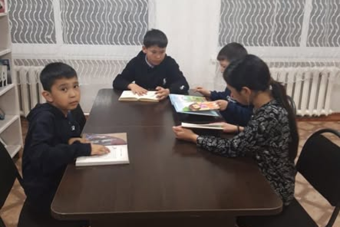 Сәуірдің 20 жұлдызында Ұлттық кітап күніне орай Сырымбет орта мектебінің кітапханашысы Құрманғожина Ә.Ж. "Кітапхана түні" акциясы аясында өтетін еркін микрофон іс-шарасын ұйымдастырды.